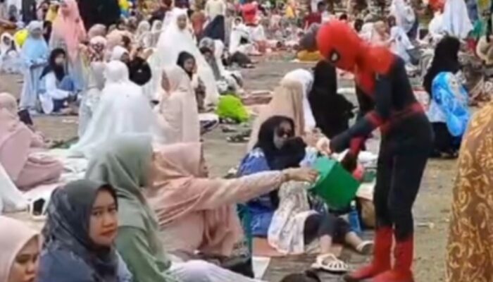 Ada Spider-man Bawa Kotak Amal di Palopo Jemaah Anak-anak Terhibur dan Berfoto