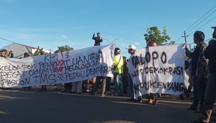 Ratusan Warga Berunjuk Rasa Tuntut KPU Batalkan Proses Pilwalkot Palopo Gegara Dugaan Ijazah Palsu