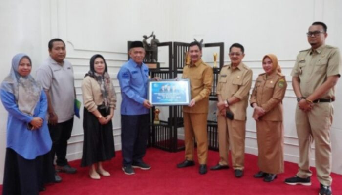 Perumda Tirta Mangkaluku Serahkan Dividen Rp2,2 Miliar ke Pemkot Palopo