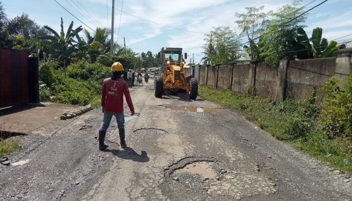 PT BMS Peduli, Perbaiki Jalan Bakau di Balandai yang Rusak Parah