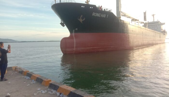 Kapal MV Rong Hai Bermuatan Material Milik PT BMS Lepas Sandar, Buruh TKBM Bersyukur Dapat Tambahan Penghasilan