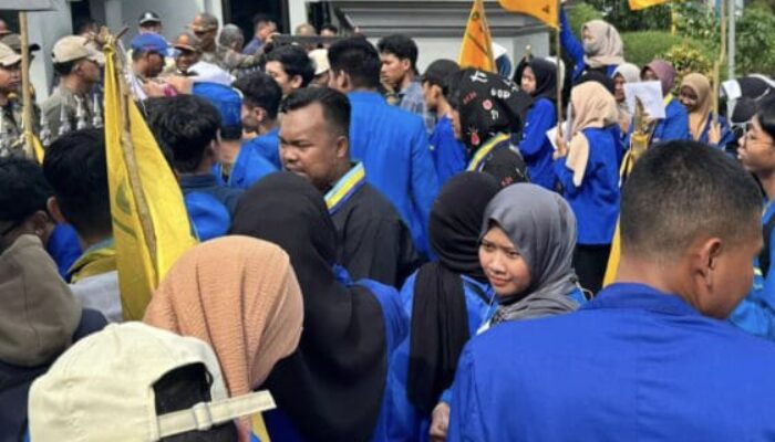 Kaltim Membiru, PMII Aksi Geruduk Kantor Gubernur Soal Hutang Rp.280 M