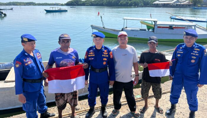 Sambut HUT ke-80 RI, Satpolairud Pangkep Ajak Nelayan di Labakkang Kibarkan Merah Putih