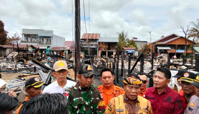 Gubernur Kaltara Tinjau Lokasi Kebakaran di Mansalong Nunukan, Serahkan Bantuan kepada Korban