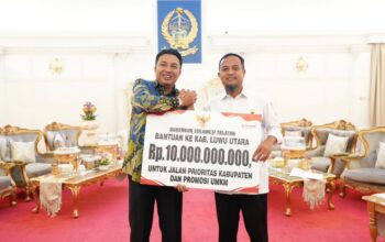 Gubernur Sulsel Serahkan Bantuan Keuangan Senilai Rp10 Miliar kepada Luwu Utara