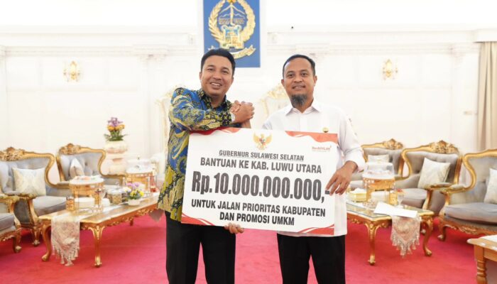 Gubernur Sulsel Serahkan Bantuan Keuangan Senilai Rp10 Miliar kepada Luwu Utara