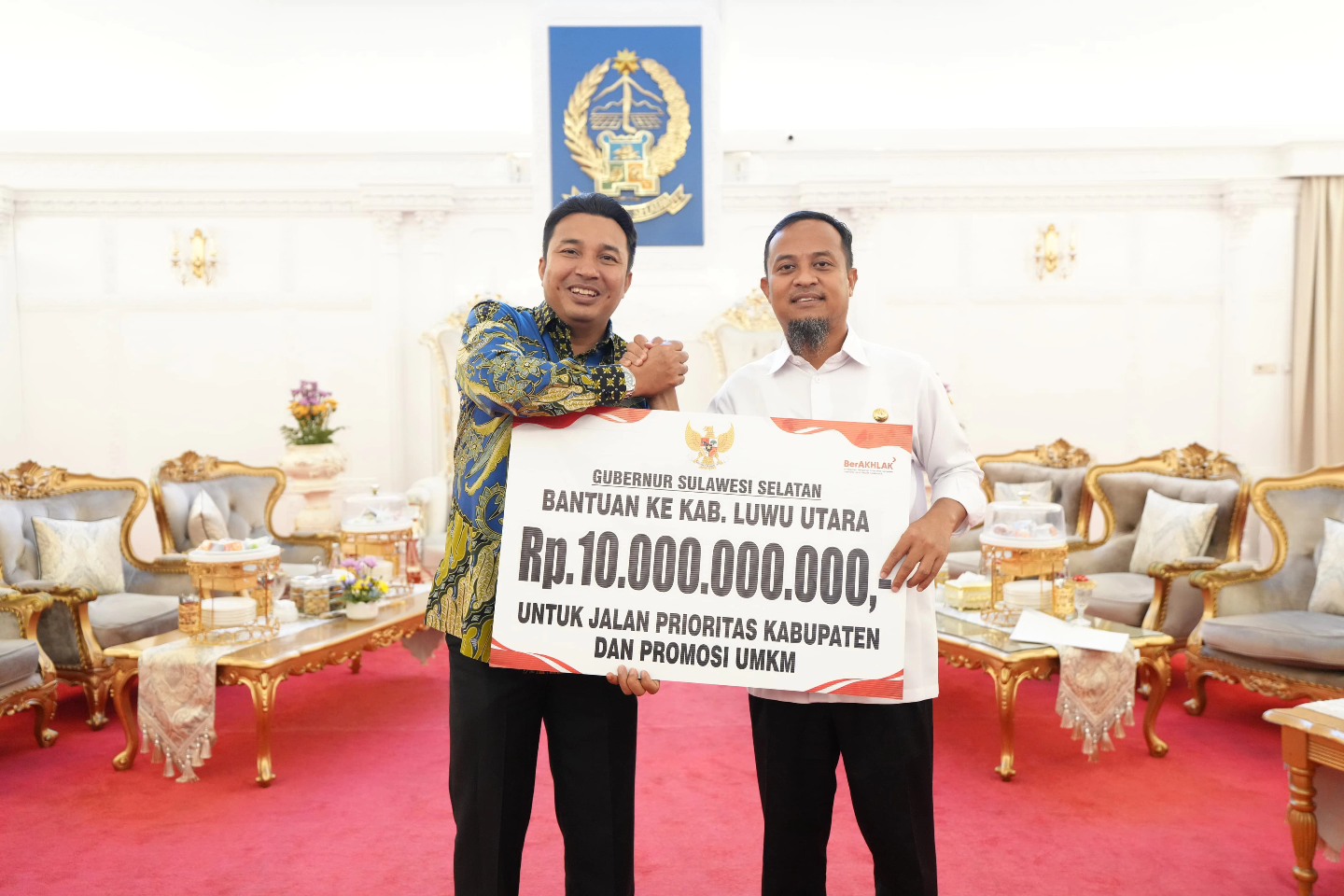 Gubernur Sulsel Serahkan Bantuan Keuangan Senilai Rp10 Miliar kepada Luwu Utara