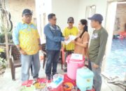 Responsif! Disdukcapil Serahkan Dokumen Kependudukan Warga Korban Kebakaran di Desa Tarobok