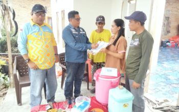 Responsif! Disdukcapil Serahkan Dokumen Kependudukan Warga Korban Kebakaran di Desa Tarobok
