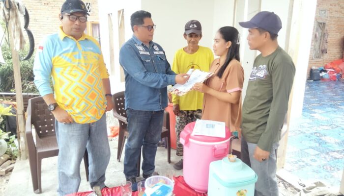 Responsif! Disdukcapil Serahkan Dokumen Kependudukan Warga Korban Kebakaran di Desa Tarobok