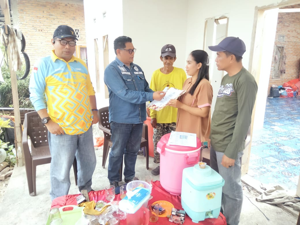 Responsif! Disdukcapil Serahkan Dokumen Kependudukan Warga Korban Kebakaran di Desa Tarobok