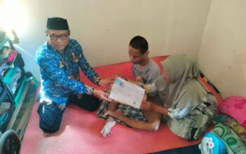 Gerak Cepat Kadis Dukcapil Serahkan Dokumen Kependudukan ke Penyandang Disabilitas di Marobo