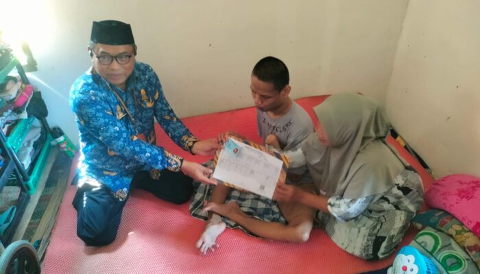 Gerak Cepat Kadis Dukcapil Serahkan Dokumen Kependudukan ke Penyandang Disabilitas di Marobo