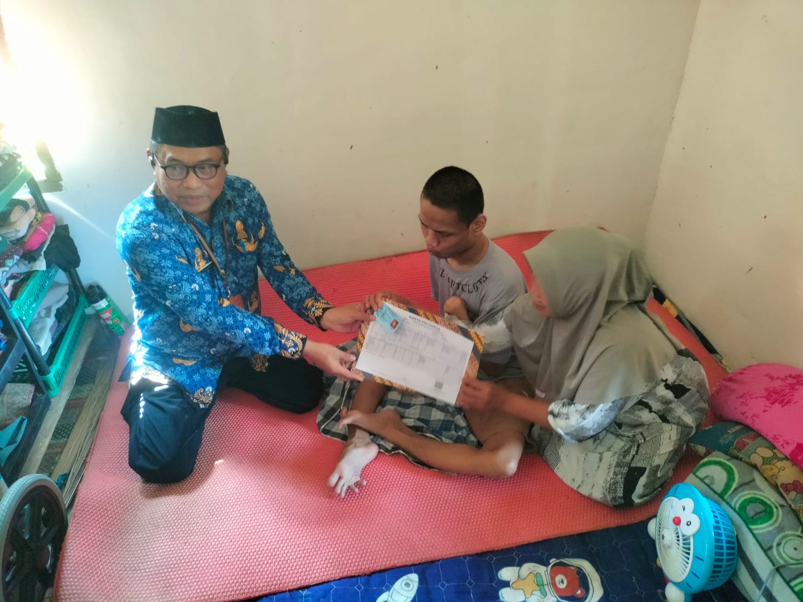 Gerak Cepat Kadis Dukcapil Serahkan Dokumen Kependudukan ke Penyandang Disabilitas di Marobo