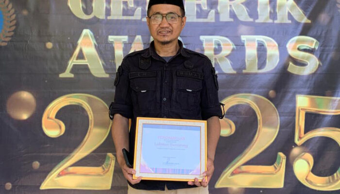 Lukman Hamarong Terima Penghargaan PIK-R Generik SMAN 4 Luwu Utara