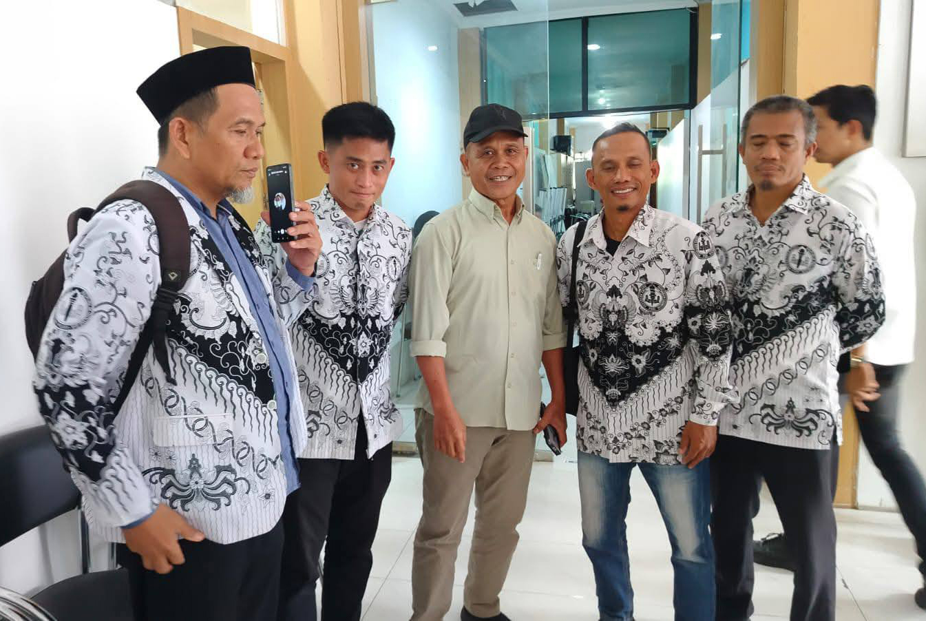Beri Atensi 2 Guru yang Di-PTDH, Jasrum Apresiasi Anggota DPRD Sulsel Komisi E