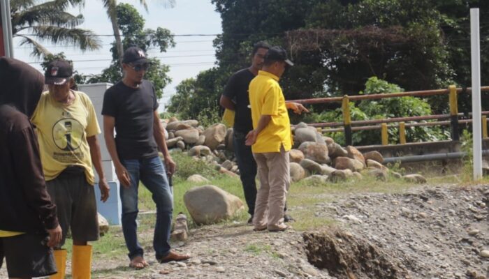 Saksikan Pemasangan Bronjong di Desa Patila, Warga Desa Apresiasi Anggota DPRD Jasrum