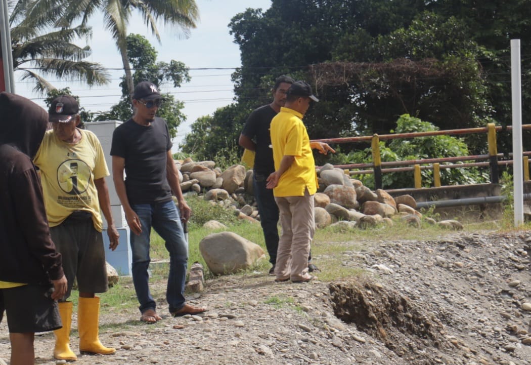 Saksikan Pemasangan Bronjong di Desa Patila, Warga Desa Apresiasi Anggota DPRD Jasrum