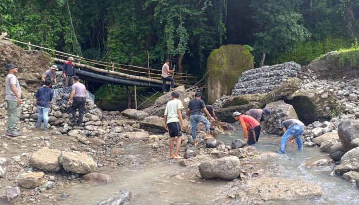 Brimob Polda Sulsel Bangun Jembatan Darurat, Akses Warga Dusun Pakka Barru Kembali Terhubung