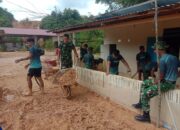 TNI dan Warga Gotong Royong Bersihkan Rumah Terdampak Longsor di Bontang