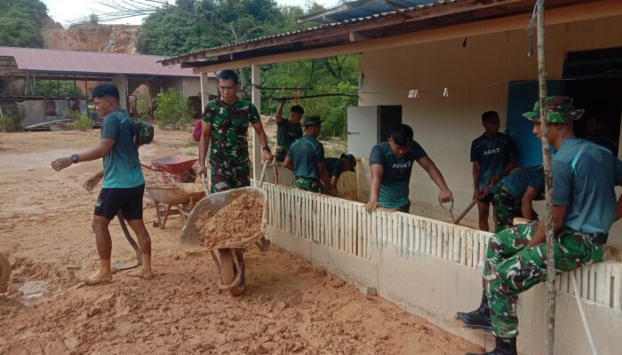 TNI dan Warga Gotong Royong Bersihkan Rumah Terdampak Longsor di Bontang