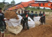 Kodim 0908/Bontang Laksanakan Karya Bakti, Bangun Tanggul dan Parit Sementara di Kampung Timor