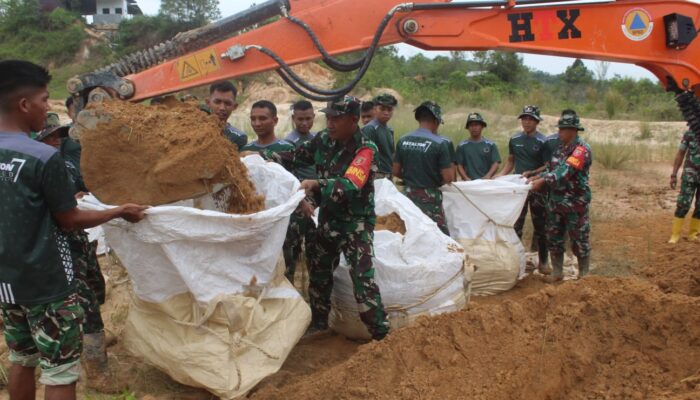 Kodim 0908/Bontang Laksanakan Karya Bakti, Bangun Tanggul dan Parit Sementara di Kampung Timor