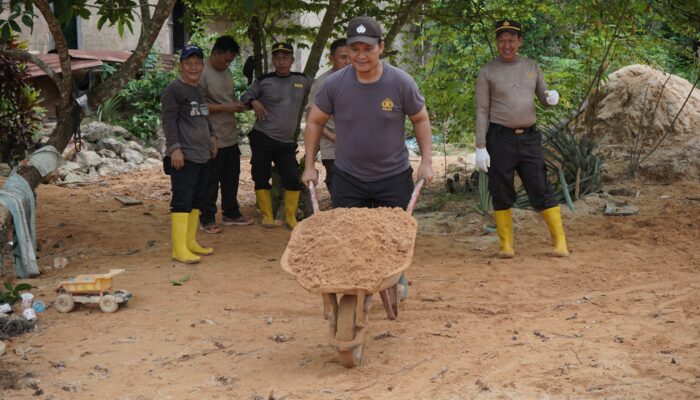 Bantu Warga Terdampak Bencana, Polsek Bontang Barat Gelar Kerja Bakti dan Baksos
