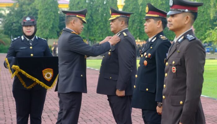 Wakapolda Sulsel Pimpin Penganugerahan Satyalancana Pengabdian kepada Ratusan Personel