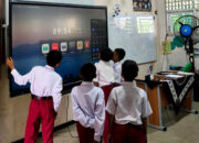 Delapan Smart Board Hadir di SDN 011 Bontang Selatan, Pembelajaran Kian Interaktif
