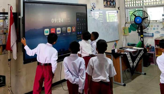 Delapan Smart Board Hadir di SDN 011 Bontang Selatan, Pembelajaran Kian Interaktif