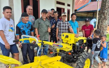 Dukung Ketahanan Pangan, Legislator Golkar Sulsel Serahkan Bantuan Traktor untuk Poktan Padang Kaliba