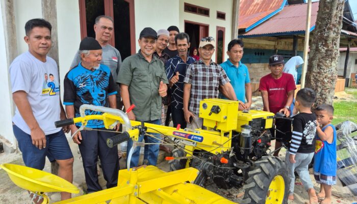 Dukung Ketahanan Pangan, Legislator Golkar Sulsel Serahkan Bantuan Traktor untuk Poktan Padang Kaliba