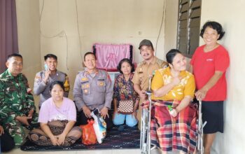 Lurah Gunung Telihan Bersama TNI–Polri Sambangi Rumah Warga Kurang Mampu