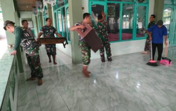 Sambut Ramadan, Kodim 0908/Bontang Bersihkan Masjid Bersama Warga