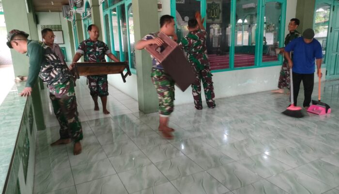 Sambut Ramadan, Kodim 0908/Bontang Bersihkan Masjid Bersama Warga