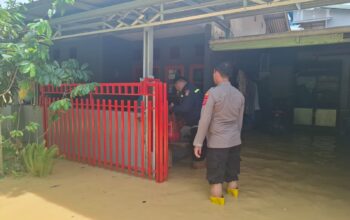 Debit Air Masih Tinggi, Polsek Bontang Barat Sigap Bantu Warga Terdampak Banjir