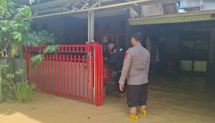 Debit Air Masih Tinggi, Polsek Bontang Barat Sigap Bantu Warga Terdampak Banjir