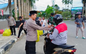 Ramadan Penuh Berkah, Polsek Bontang Barat Bersama Kelurahan Gunung Telihan Berbagi di Tugu Selamat Datang