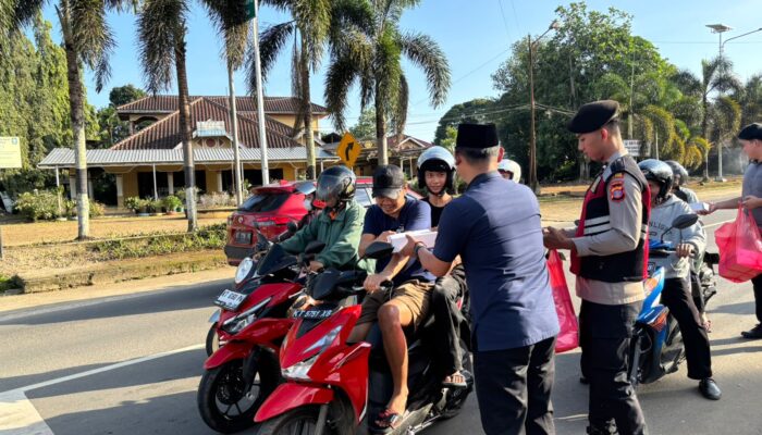 Polres Kutai Barat dan Jajaran Polsek Kompak Berbagi Takjil dan Tarawih  Bersama Warga