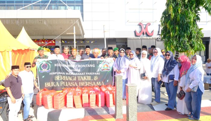 Kodim 0908/Bontang Bersama Himpunan Masyarakat Pare-pare Bagikan Ratusan Takjil dan Buka Puasa Bersama