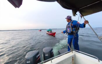 Sat Polairud Bontang Evakuasi Kapal Rusak di Laut, Selamatkan 7 Nelayan