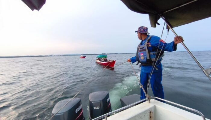 Sat Polairud Bontang Evakuasi Kapal Rusak di Laut, Selamatkan 7 Nelayan