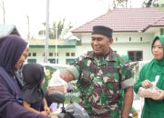 Koramil 0908-03/Anggana dan Persit Bagi-bagi  Takjil ke Pengendara 