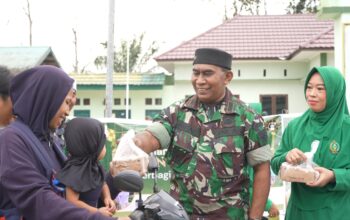 Koramil 0908-03/Anggana dan Persit Bagi-bagi  Takjil ke Pengendara 