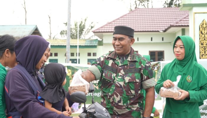 Koramil 0908-03/Anggana dan Persit Bagi-bagi  Takjil ke Pengendara 