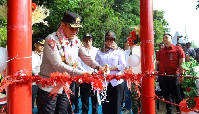 Kapolda Sulsel Resmikan Jembatan Gantung di Desa Nepo Barru, Permudah Mobilitas dan Ekonomi Warga