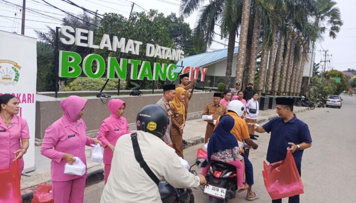 Ramadan Berkah, Polsek Bontang Barat Bersama Kelurahan Belimbing Berbagi Takjil untuk Pengendara