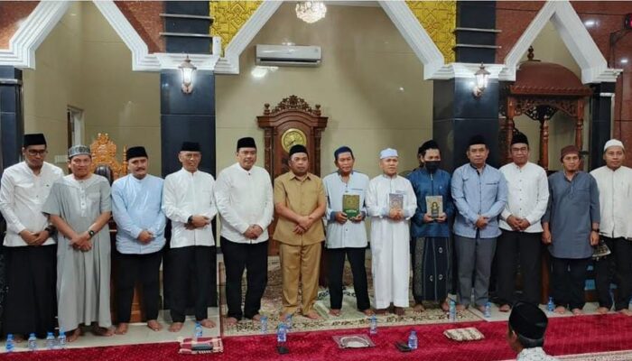 Safari Ramadan di Masjid Baitul Muttaqin, Wawali Bontang Salurkan Wakaf 90 Al-Quran