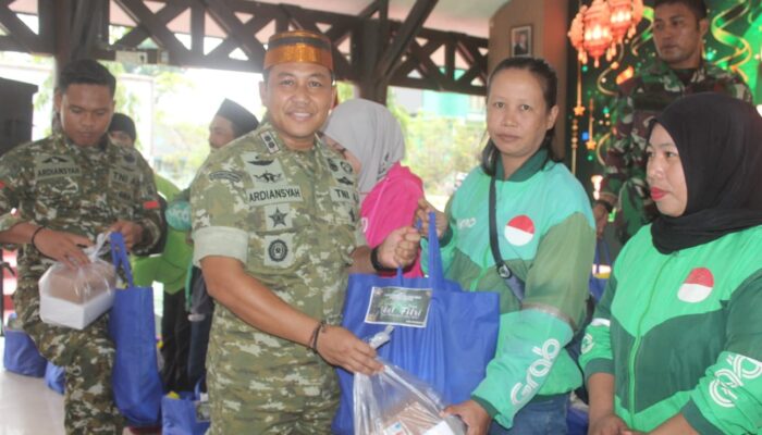 Dandim 0908/Bontang Berbagi Sembako dan Buka Puasa Bersama Ojol